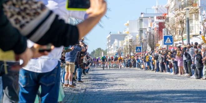 Olhão estreia-se na Volta ao Algarve com multidão na Avenida 5 de Outubro
